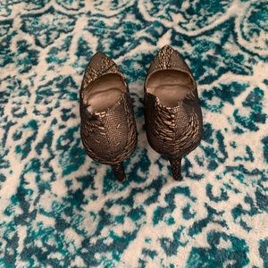 Gold heel undertone cover with lace.